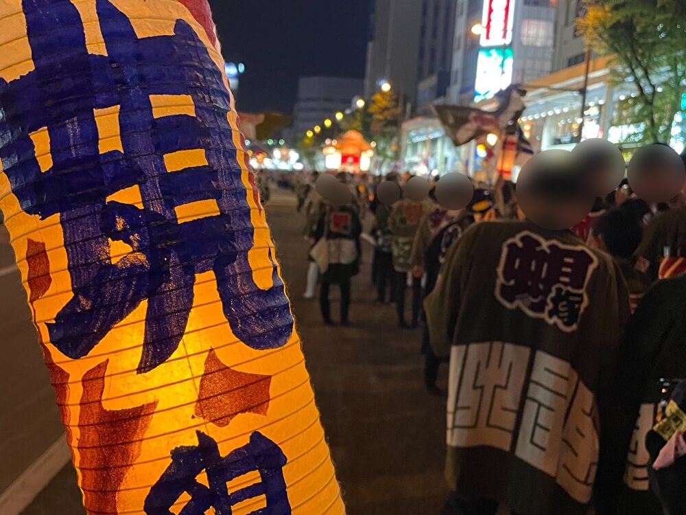 夜の浜松まつり。蜆塚組の提灯を掲げて練り歩く様子