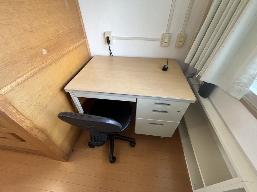 備え付けの机と椅子