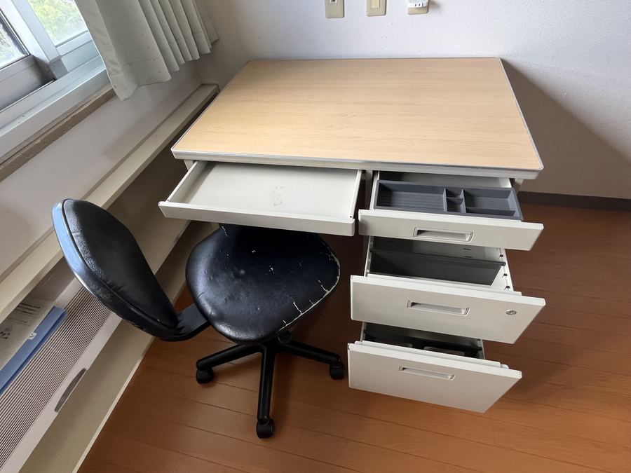 机の引き出しを開けた状態