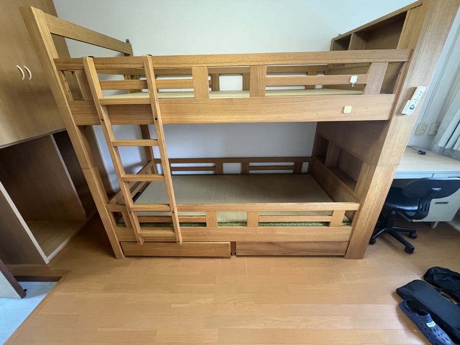 木製の2段ベッド。下段の下に引き出しがある