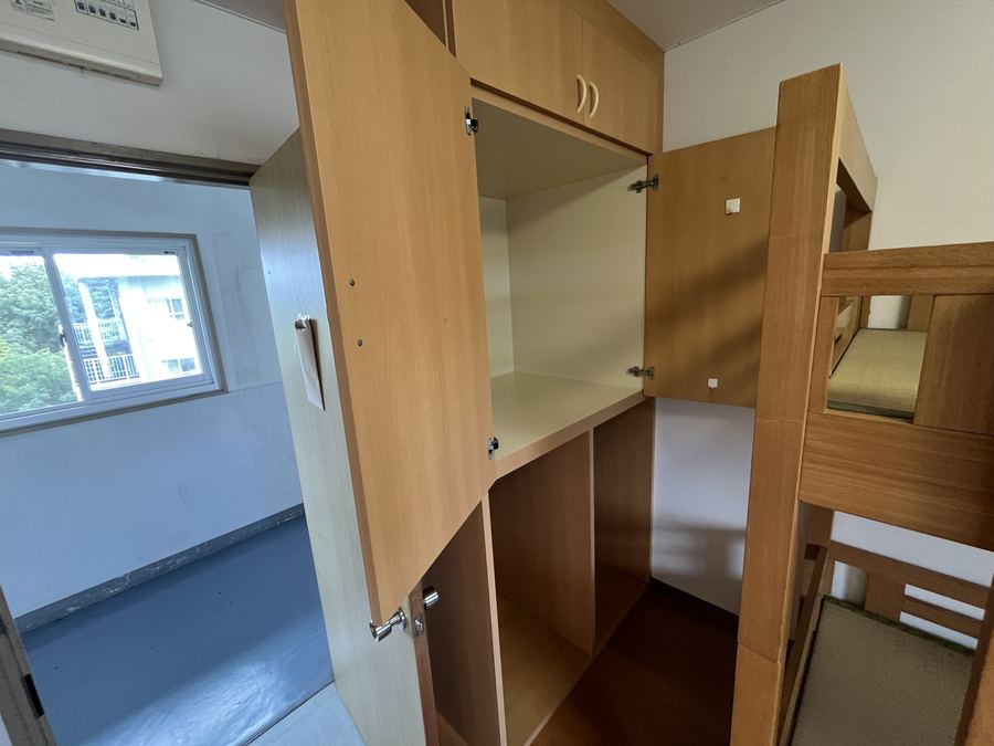 入口左側の押し入れの内部