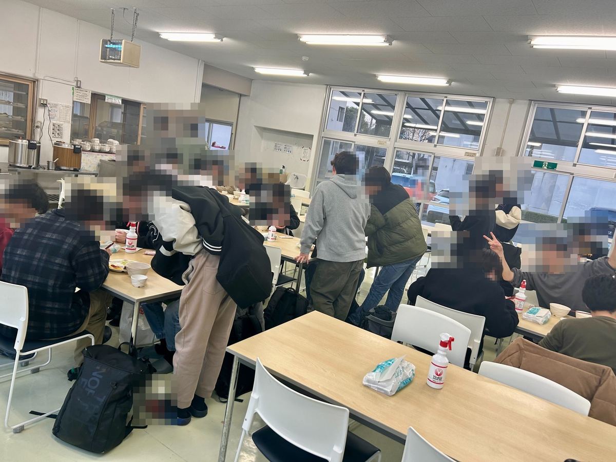 夕食時の食堂。多くの寮生が食事をしている