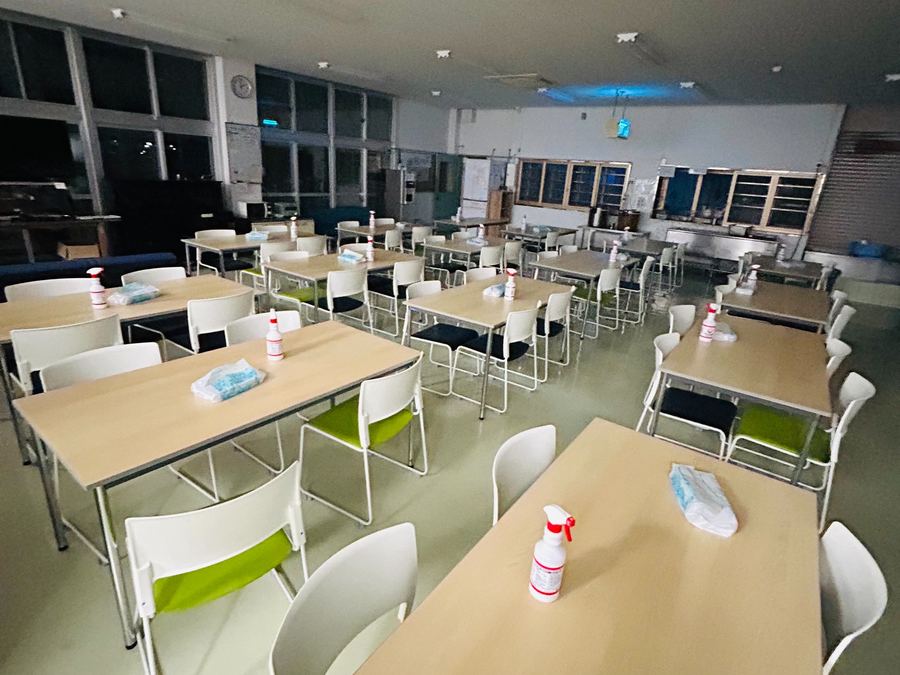 食事の時間以外の食堂。テーブルと椅子が並んでいる