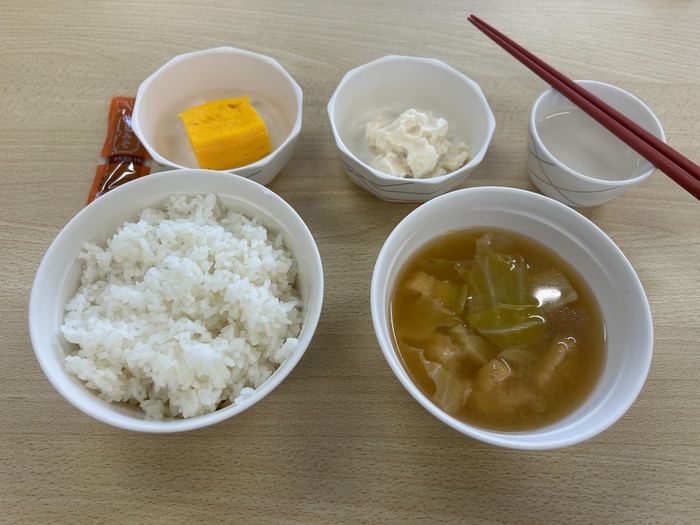寮食の朝食。ご飯、味噌汁、小鉢