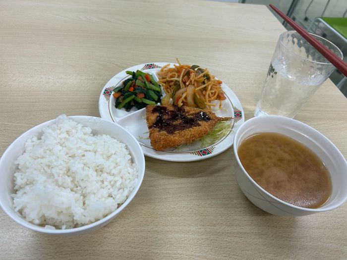 寮食の夕食。ご飯、汁物、主菜と副菜