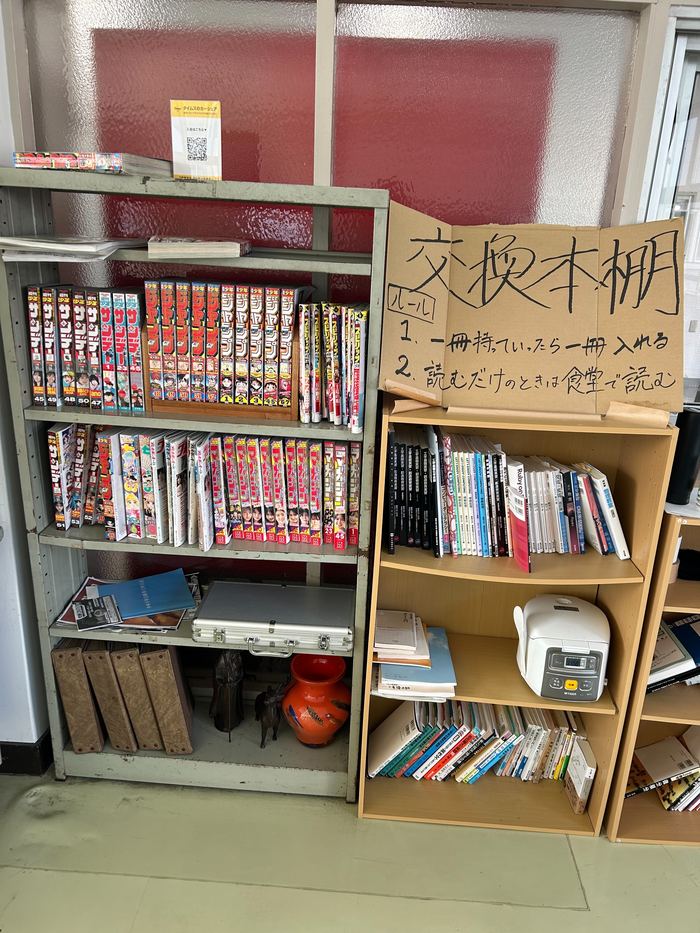食堂の共用本棚。漫画と交換本が並んでいる