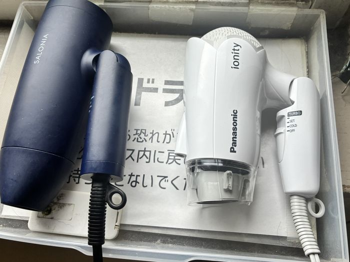 脱衣所に置かれた共用のドライヤー2台