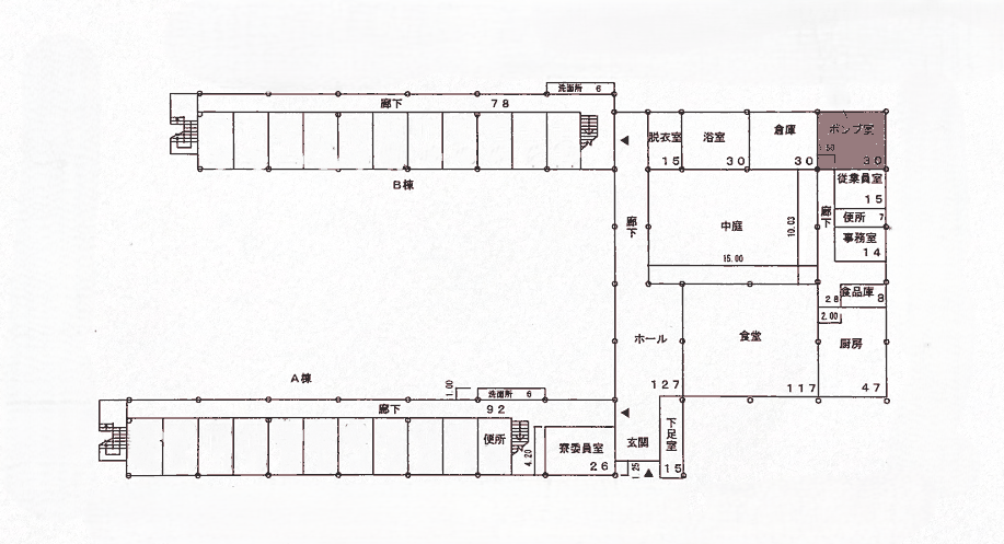 あかつき寮1階の平面図。A棟とB棟、中庭、食堂、浴室、脱衣室、寮委員室、玄関などの配置