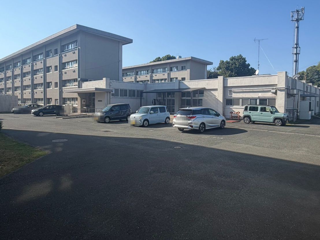 あかつき寮の前にある駐車スペース。数台の車が停まっている